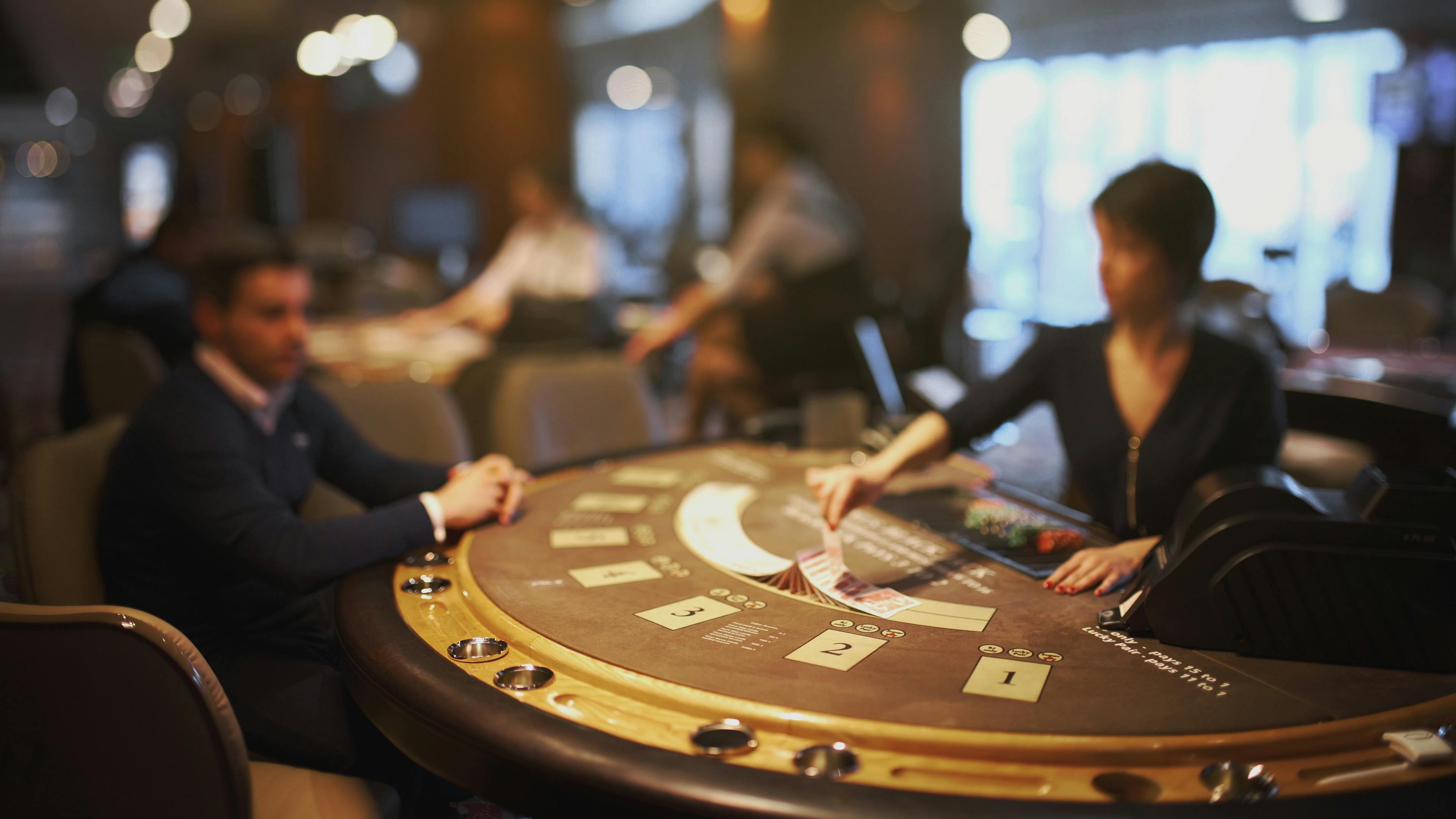 Pengguna menikmati taruhan sportsbook dan slot online di perangkat mobile armada77